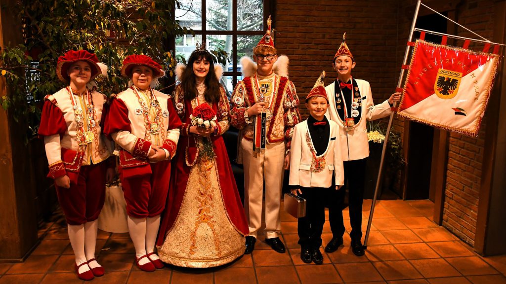 Das Dortmunder Kinder-Karnevals-Prinzenpaar mit seiner Garde beim Senioren-Karneval in der Brinkhoff's Brauerei