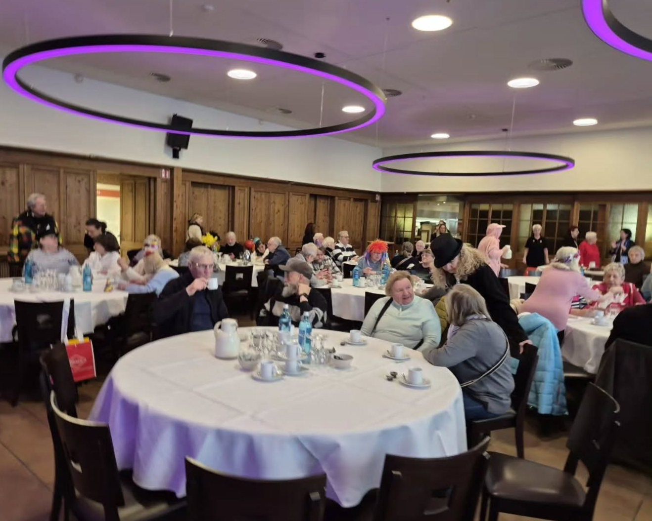 Senioren-Karnevals-Veranstaltung in der Brinkhoff's Brauerei für 100 bedürftige Seniorinnen und Senioren