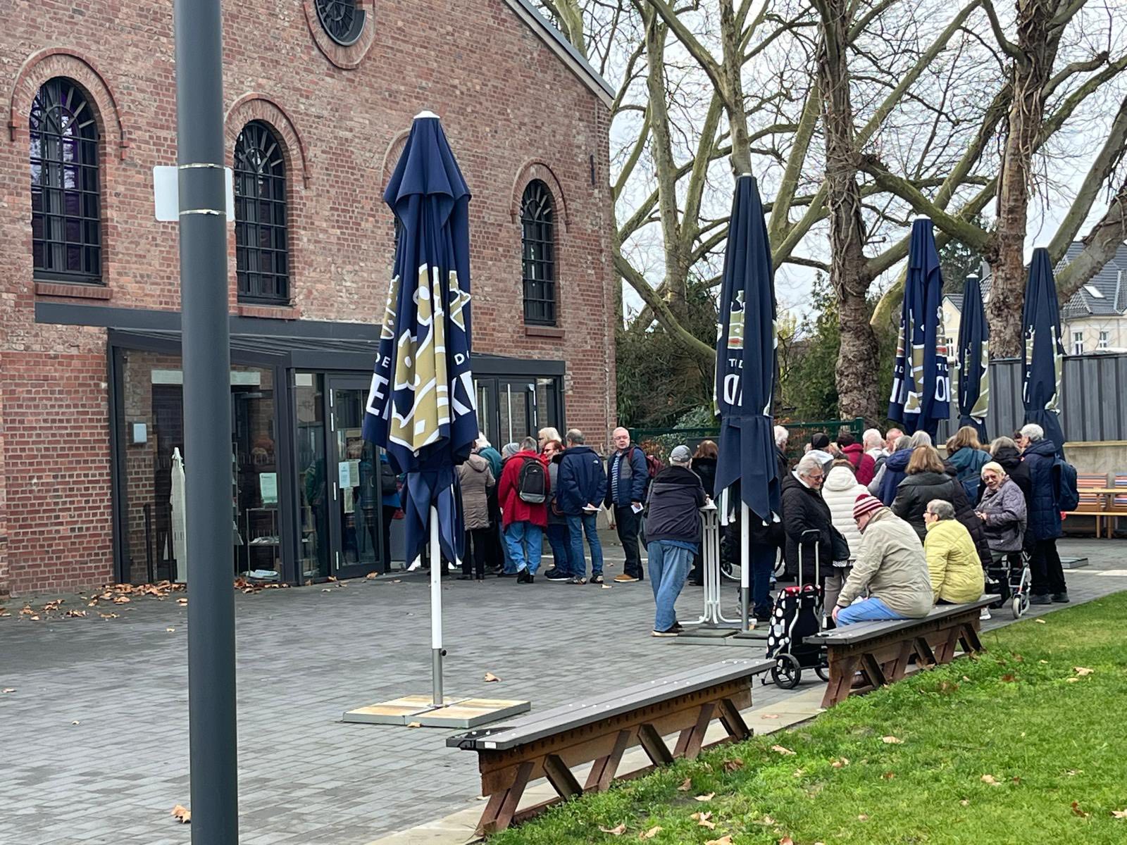 Anstehen bei der Seniorentafel in Dortmund-Dorstfeld vor dem Pulsschlag-Bürgerhaus