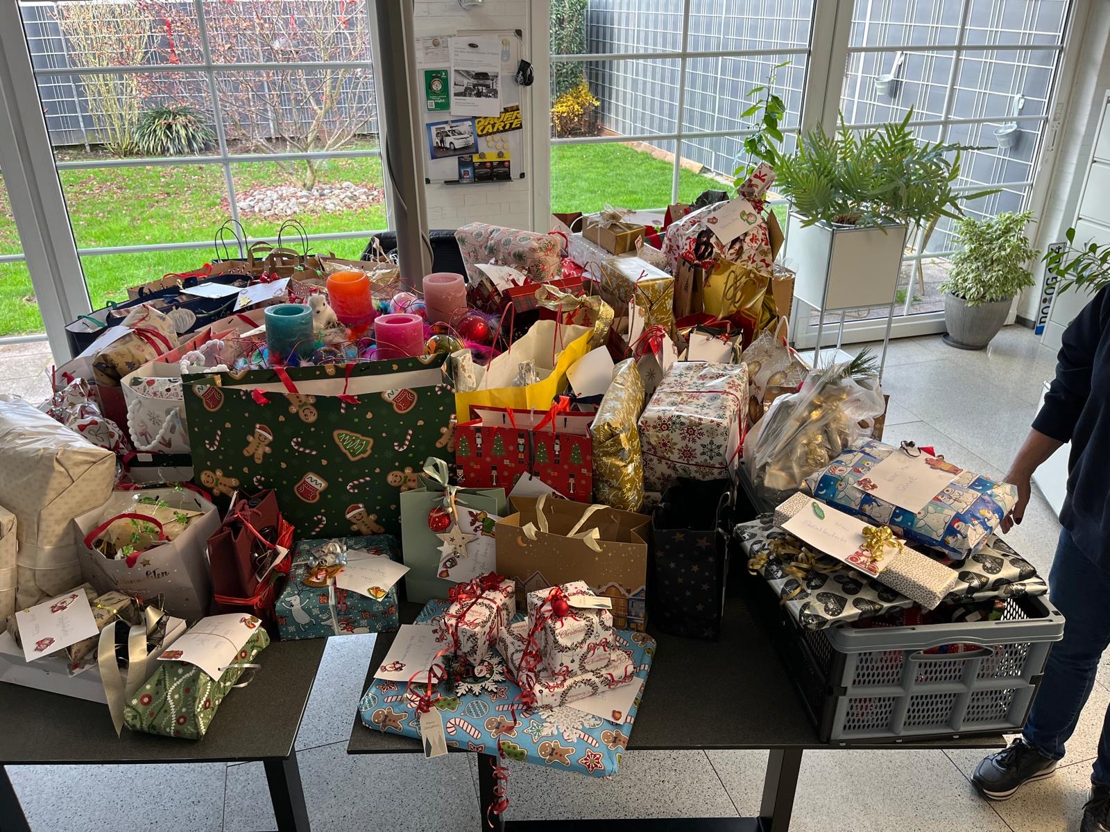 Weihnachtsgeschenke für unsere bedürftigen Seniorinnen und Senioren, u.a. Duftkerzen, Christbaumkugeln oder warme Schals