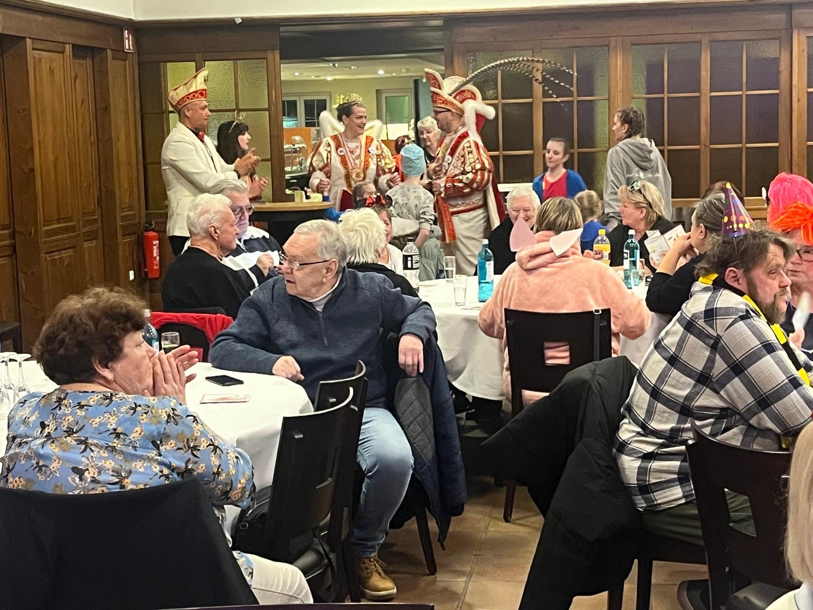 Die Karnevals-Prinzengarde im Hintergrund