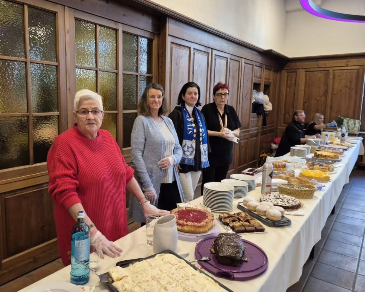 Die Kuchen-Tafel enthielt viele köstliche Kuchen und Torten