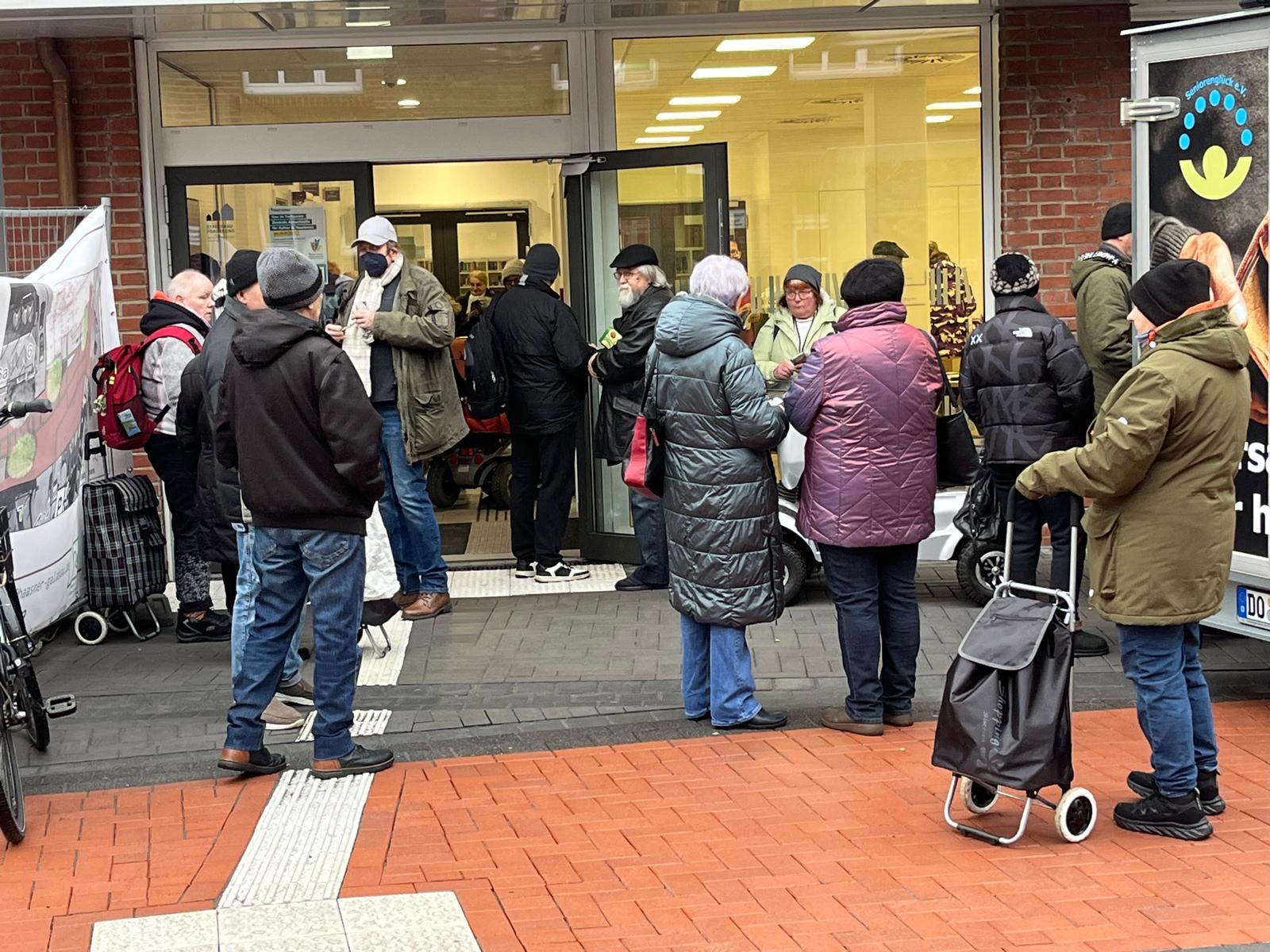 Vor der Stadtbücherei warten die Gäste schon und freuen sich auf Einlass.