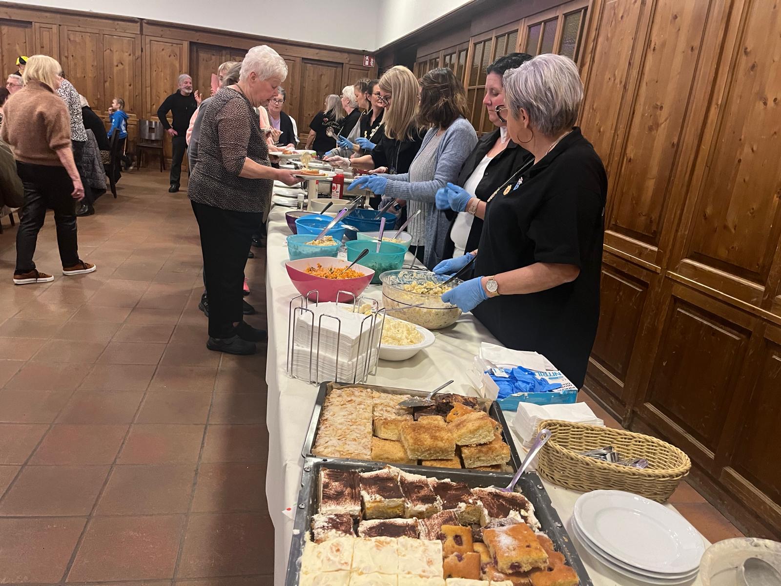 Am Buffet gab es nicht nur Kartoffelsalat und Würstchen, sondern auch leckere Kuchen und Torten