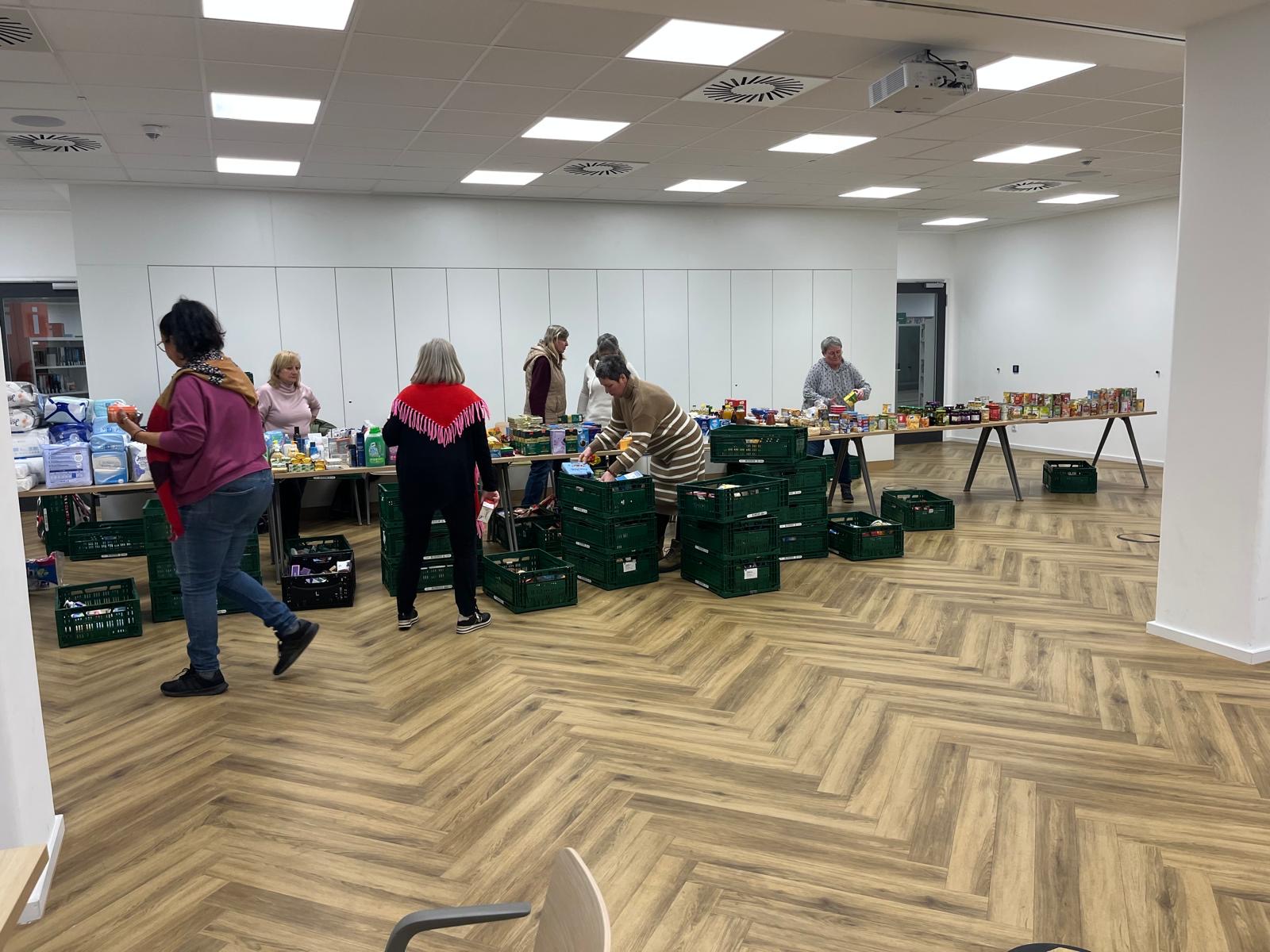 Die Kisten werden ausgepackt und die Seniorentafel wird bestückt.