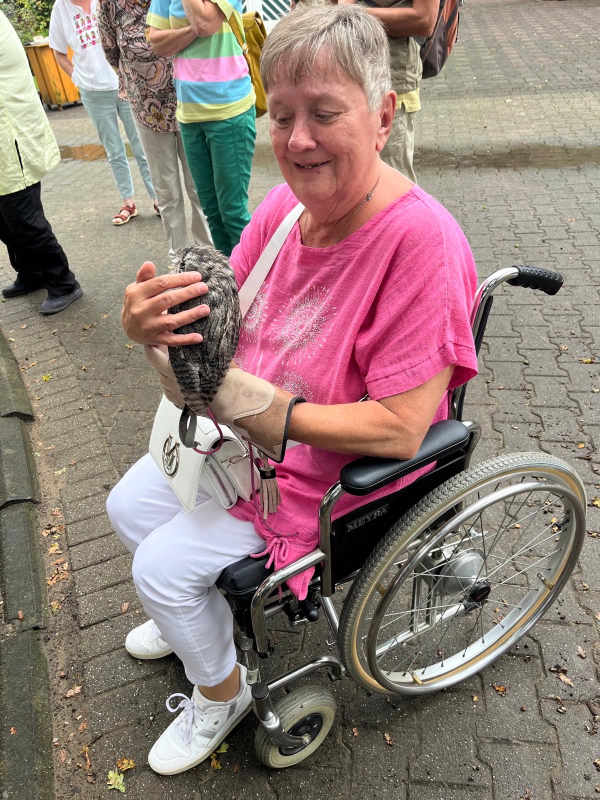 Handzahme Eulen zum Anfassen erlebten unsere Seniorinnen und Senioren im Rahmen eines Gourmet-Menüs im Restaurant Maximilian am 28. August 2025.