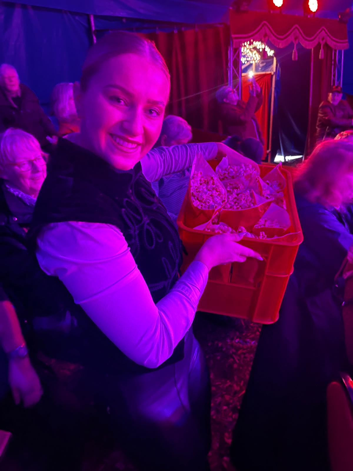 Tüten mit Popcorn wurden von Akrobatin Dana vor der Vorstellung verteilt.