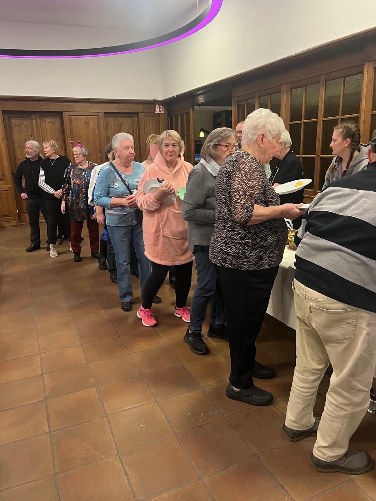 Vorfreude beim Anstehen am Buffet auf  leckeren Kartoffelsalat mit Würstchen