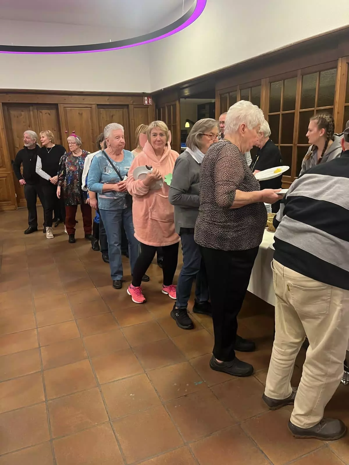 Vorfreude beim Anstehen am Buffet auf  leckeren Kartoffelsalat mit Würstchen