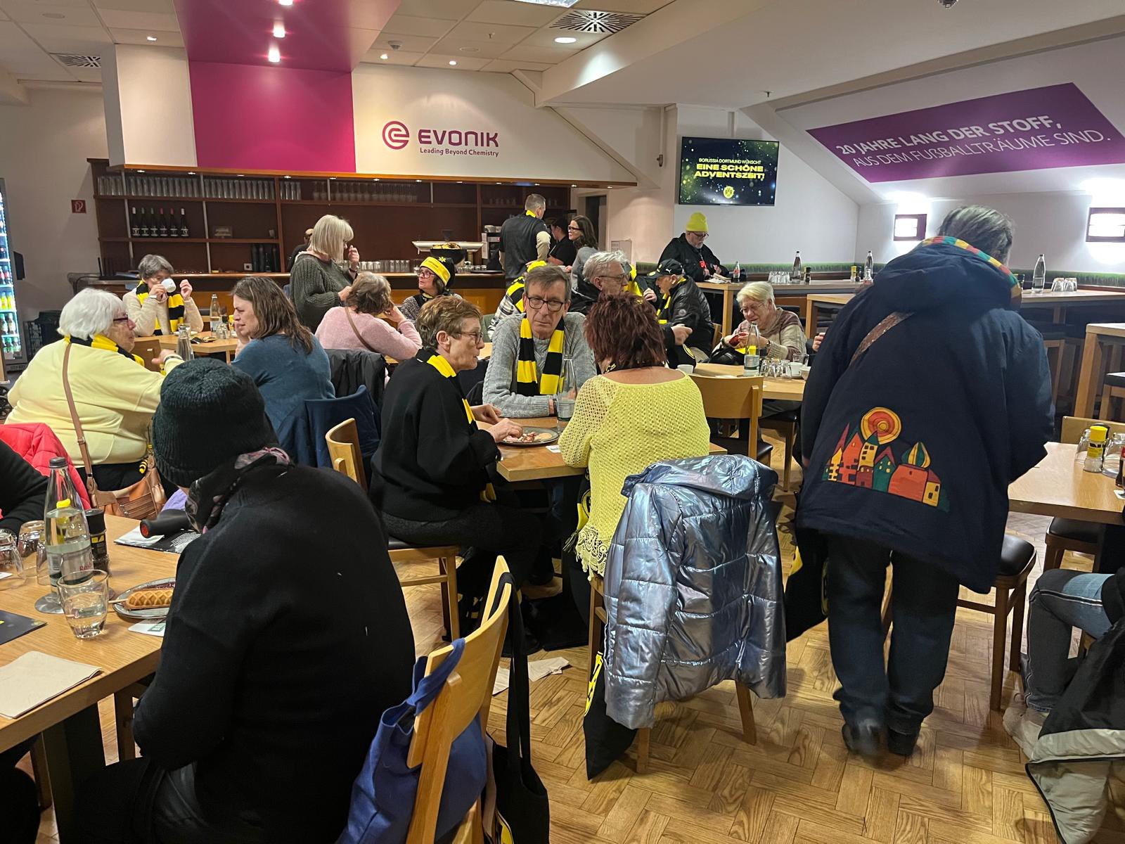 Vor dem Weihnachtssingen haben sich die Seniorinnen und Senioren noch bei einem reichhaltigen Buffet gestärkt.