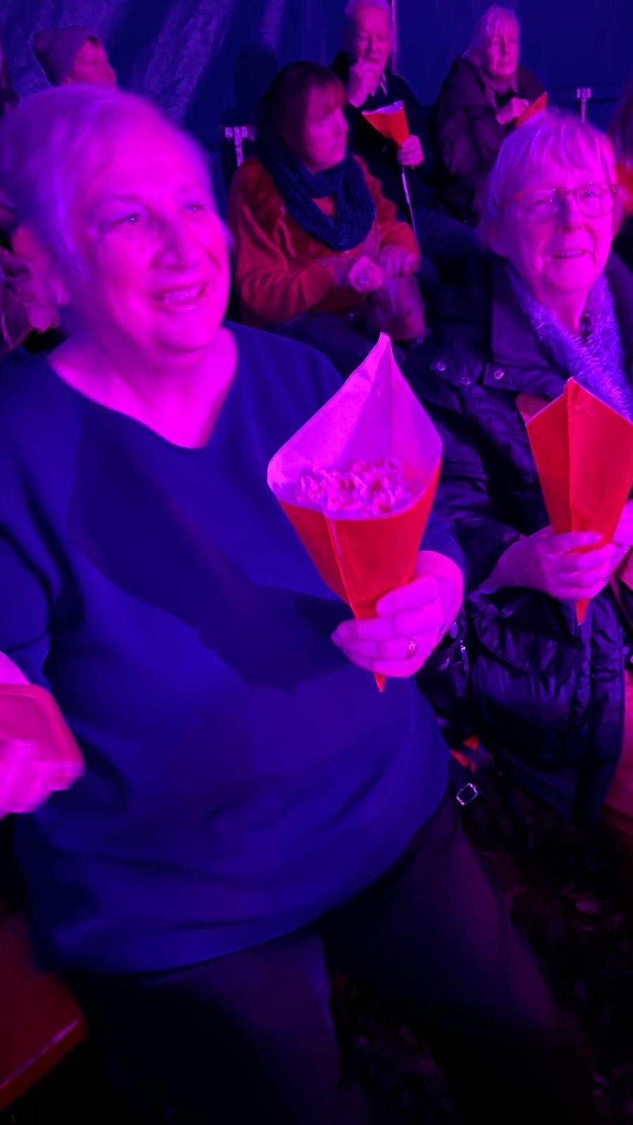 Der Genuss des leckeren Popcorns weckte bei den Seniorinnen Kindheits-Erinnerungen.