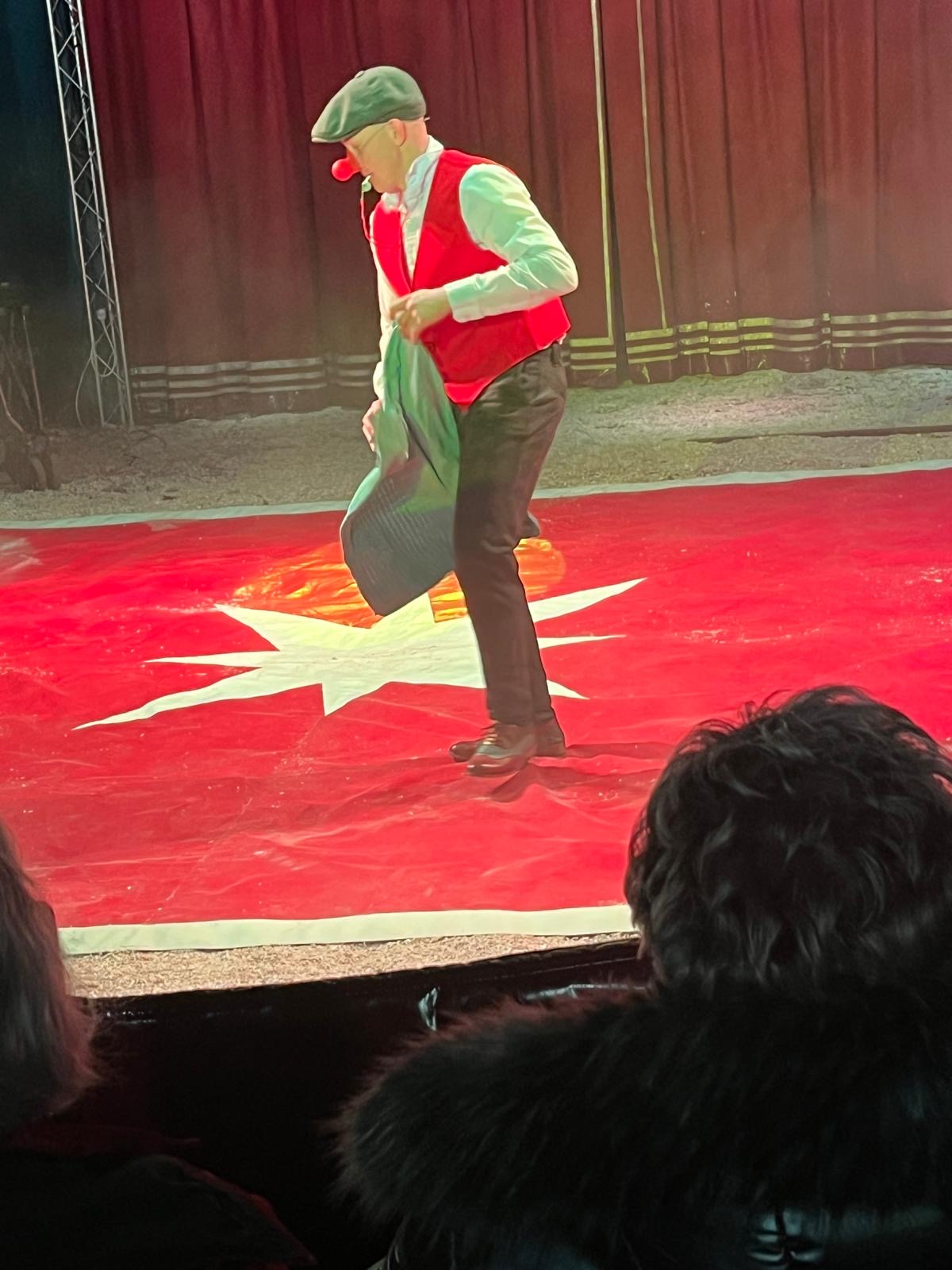 Clown Spaghetti sorgte mit Trillerpfeife und Rot-Nase zwischendurch immer wieder für herzhafte Lacher.