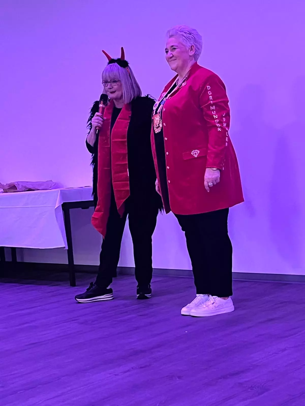 Frau Sbosny (1. Vorsitzende des Seniorenglück e.V.) und eine der Dortmunder Juwelen