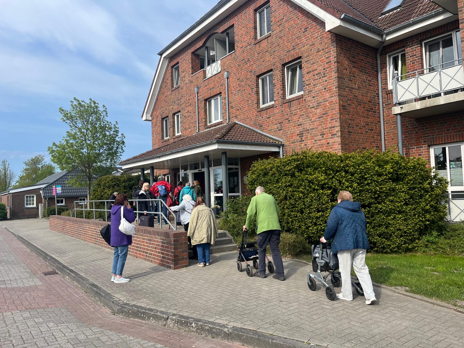 Hier checken die Seniorinnen und Senioren gerade ins Hotel, direkt am Hafen, ein.