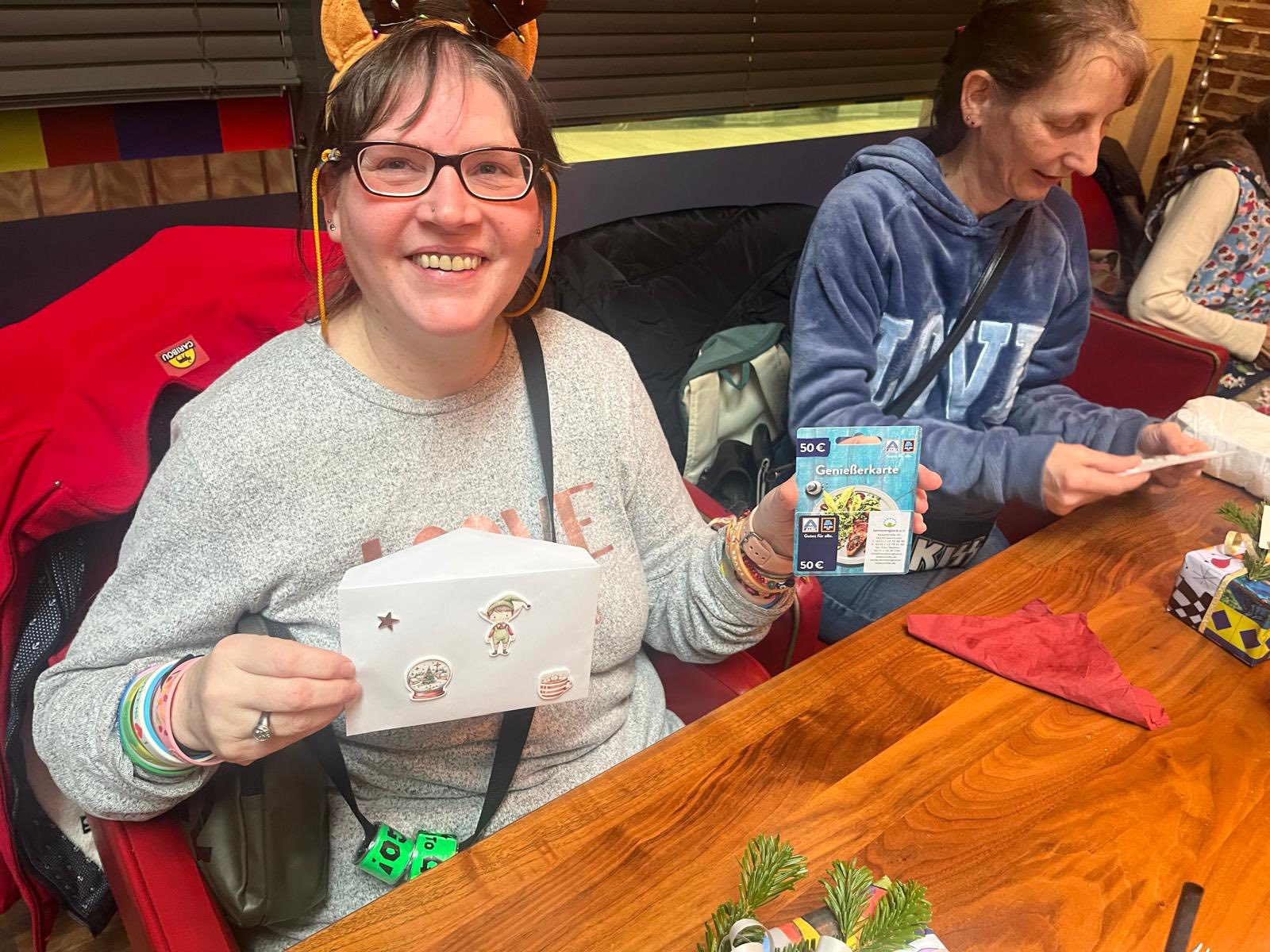 Besondere Lebensmittelgutscheine von ALDI im Wert von je 50,00 Euro als Genießerkarten gab es zusätzlich.