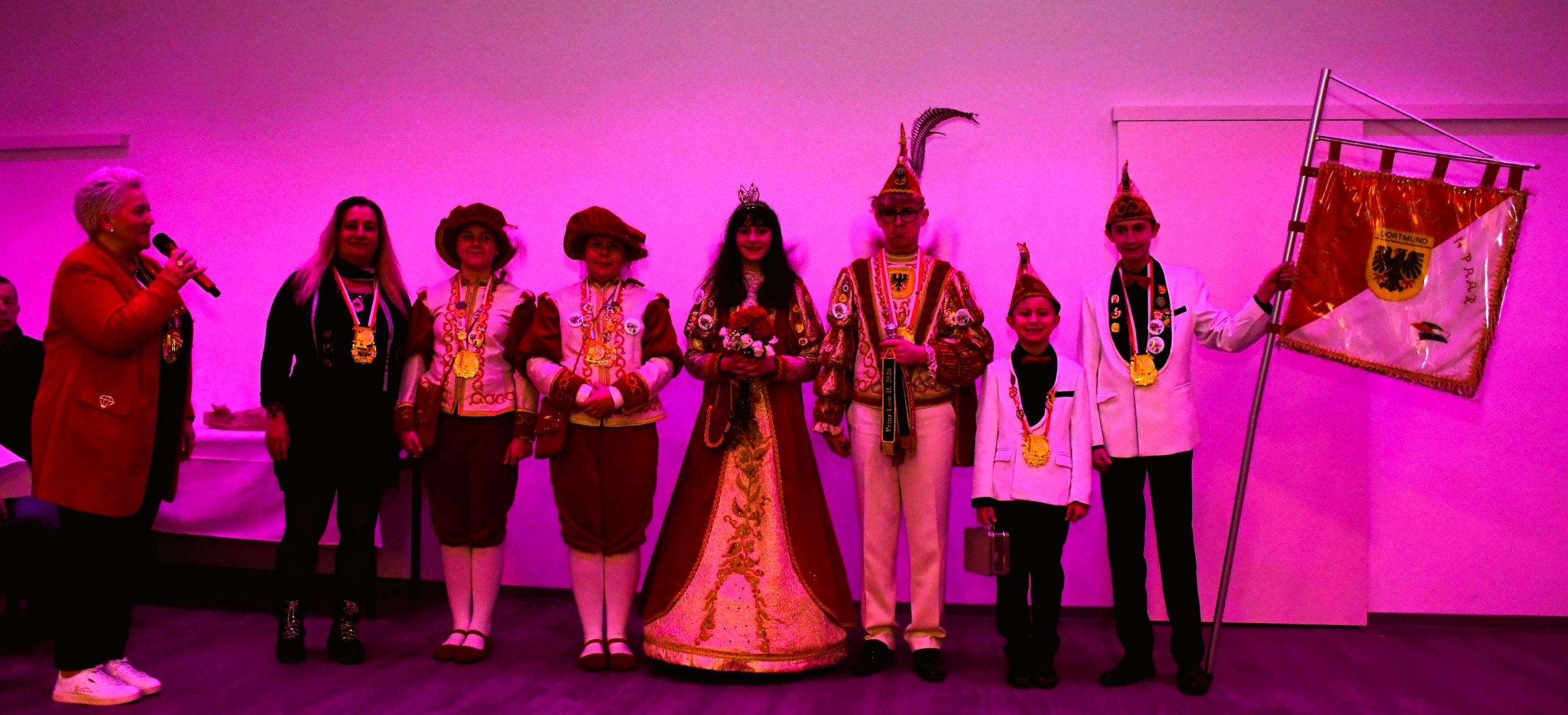 Die Karnevals-Prinzengarde bei der Ehrung der ältesten Seniorin