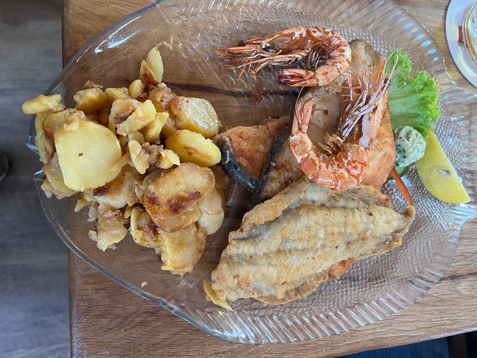 Backfisch mit Bratkartoffeln gab es im Restaurant Nautilus bei einem unserer Holland-Ausflüge.