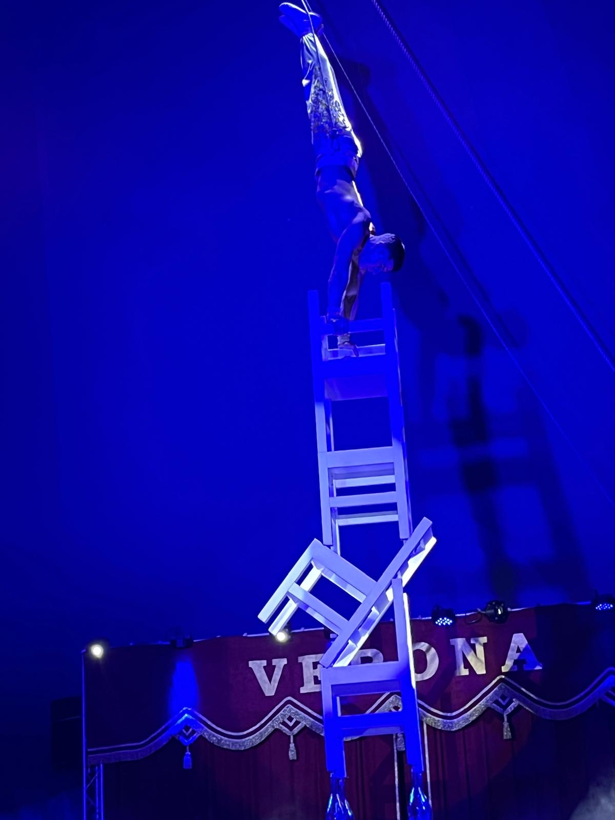Die Handstand-Akrobatik auf einem Stühle-Turm, der auf 4 Flaschen aufsetzte und bis an die Decke des Zirkuszelts reichte, war der krönende Abschluss.