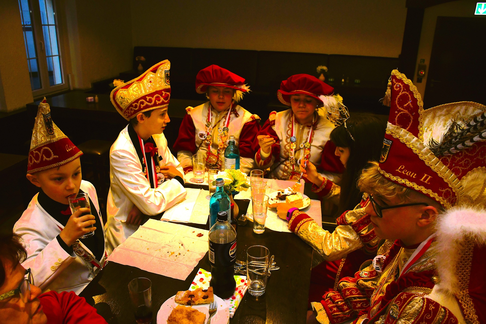 Beim wohlverdienten Umtrunk durfte die Kinder-Karnevals-Prinzengarde Kuchen, Cola und Limonade genießen.