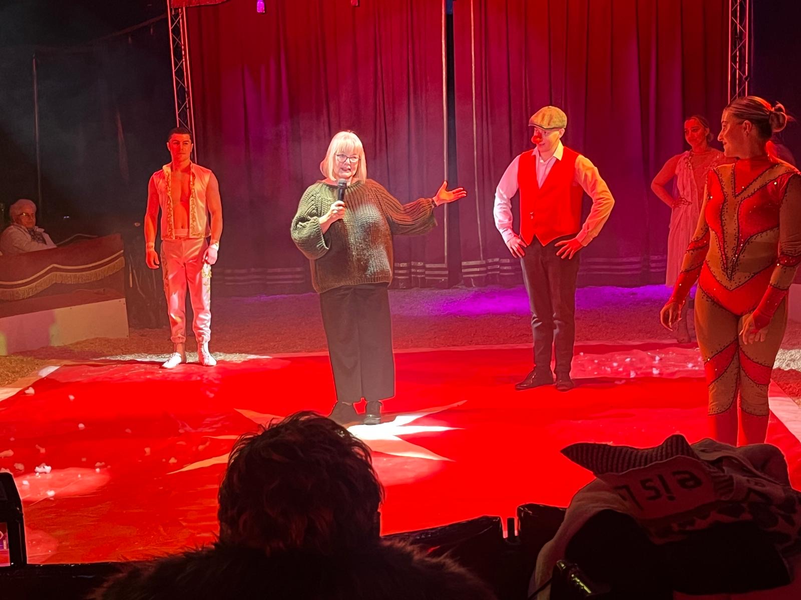 Das Finale in der Zirkus-Arena: von links nach rechts: Der Handstand-Akrobat, Cornelia Sbosny, Taylo Verona alias Clown Spaghetti, Dana Tränkler, Hochseil-Akrobatin Mercedes