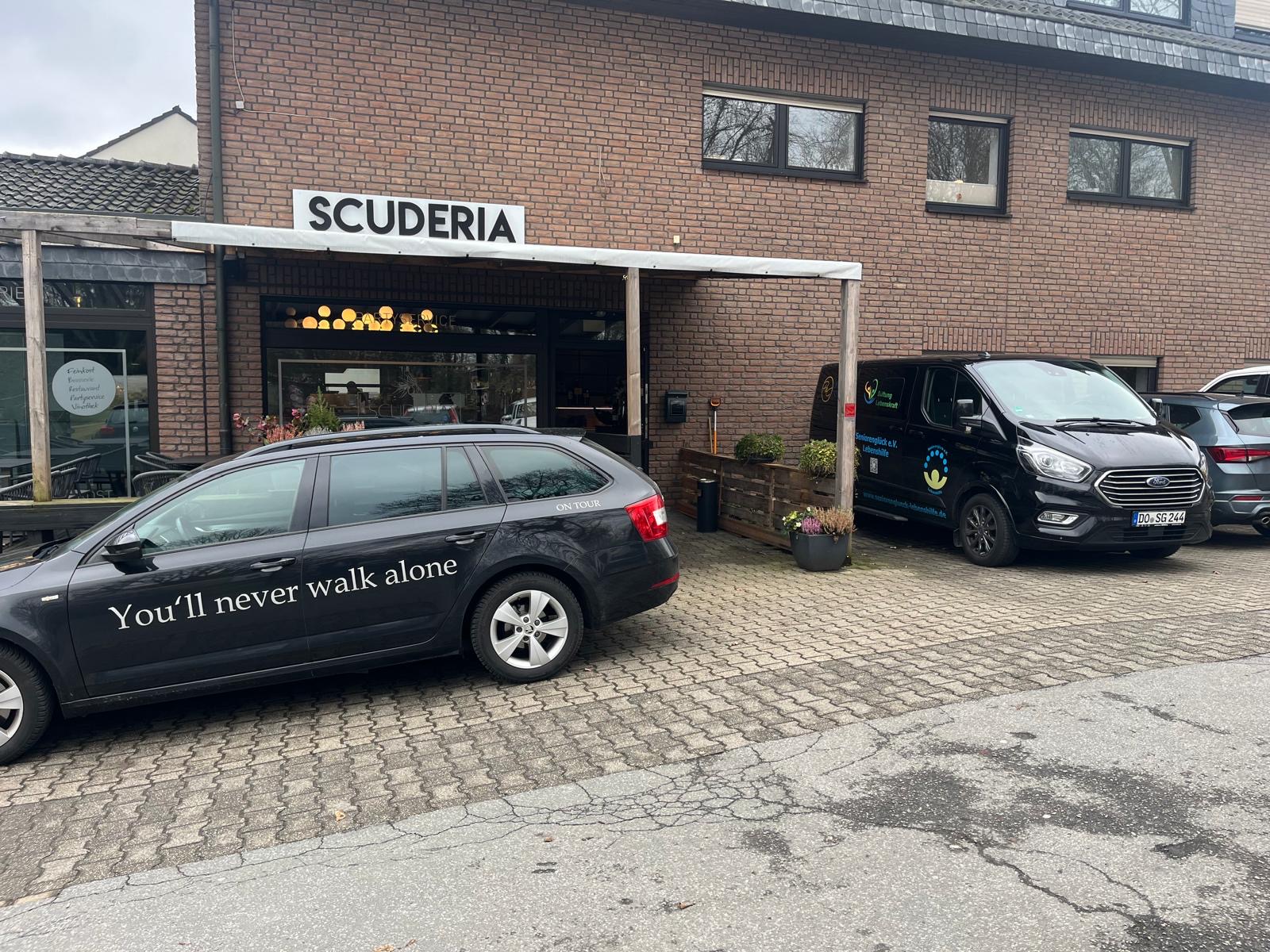 Vor dem Ristorante SCUDERIA - You'll never walk alone - ON TOUR