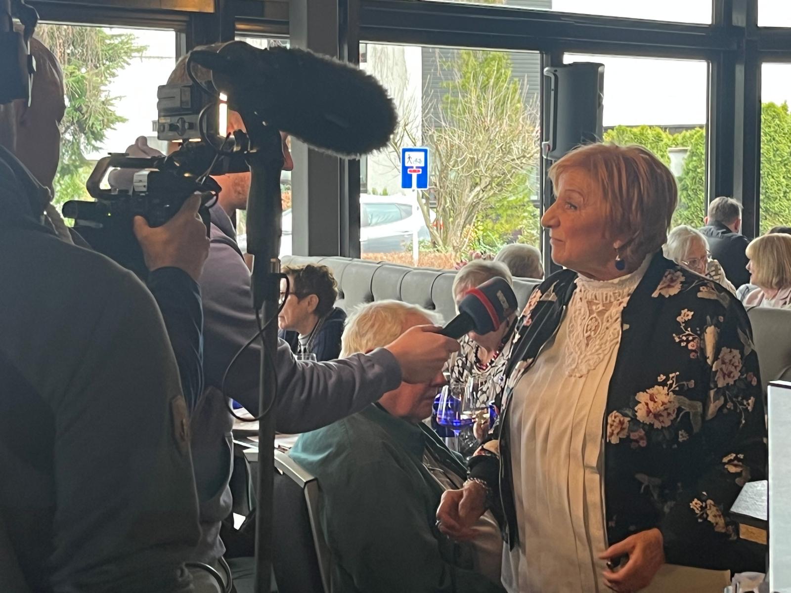 Das WDR-Kamera-Team beim Interview mit einer Seniorin