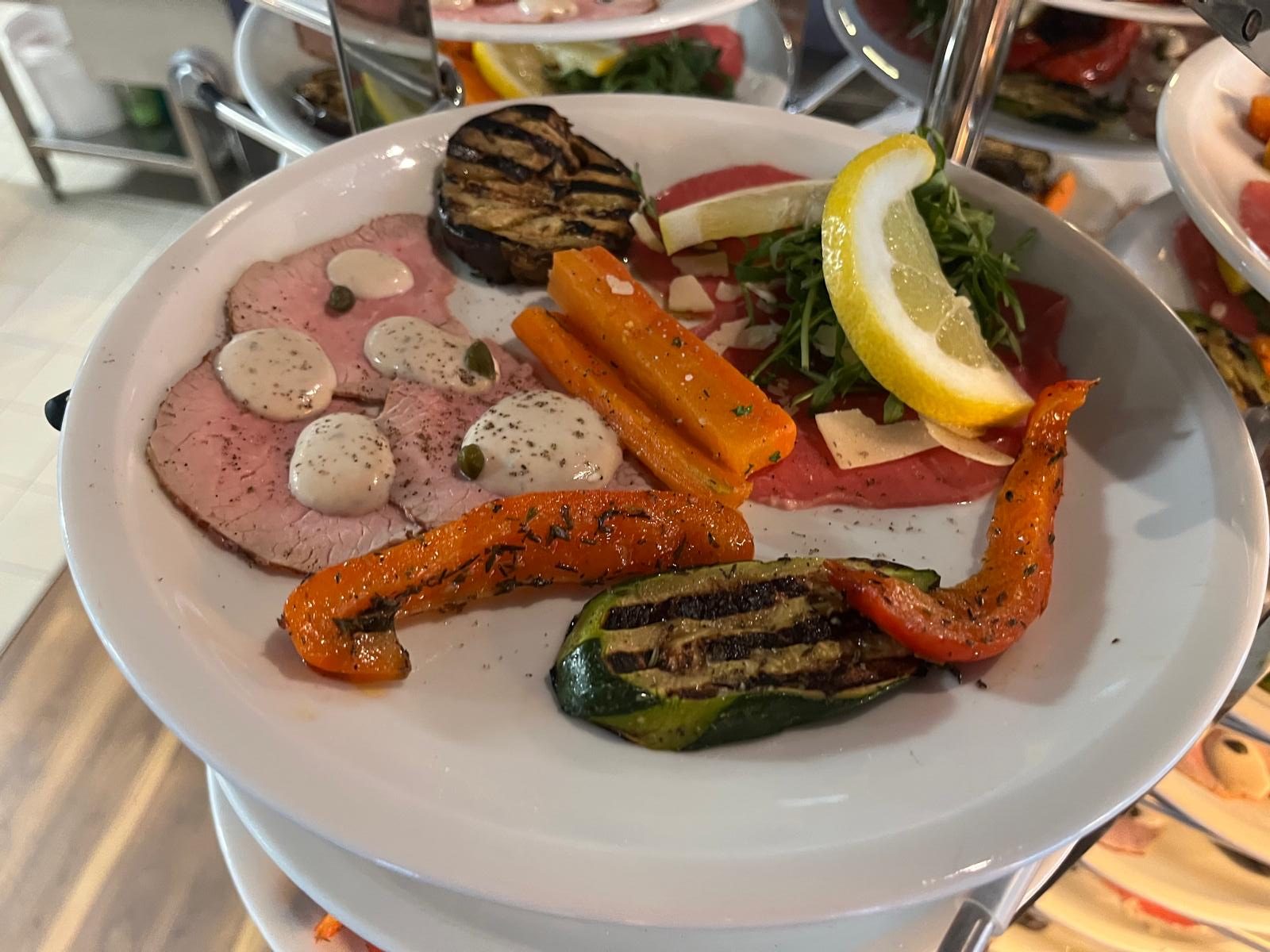 Der Vorspeisen-Teller - Antipasti mit Rostbeef und Gemüse