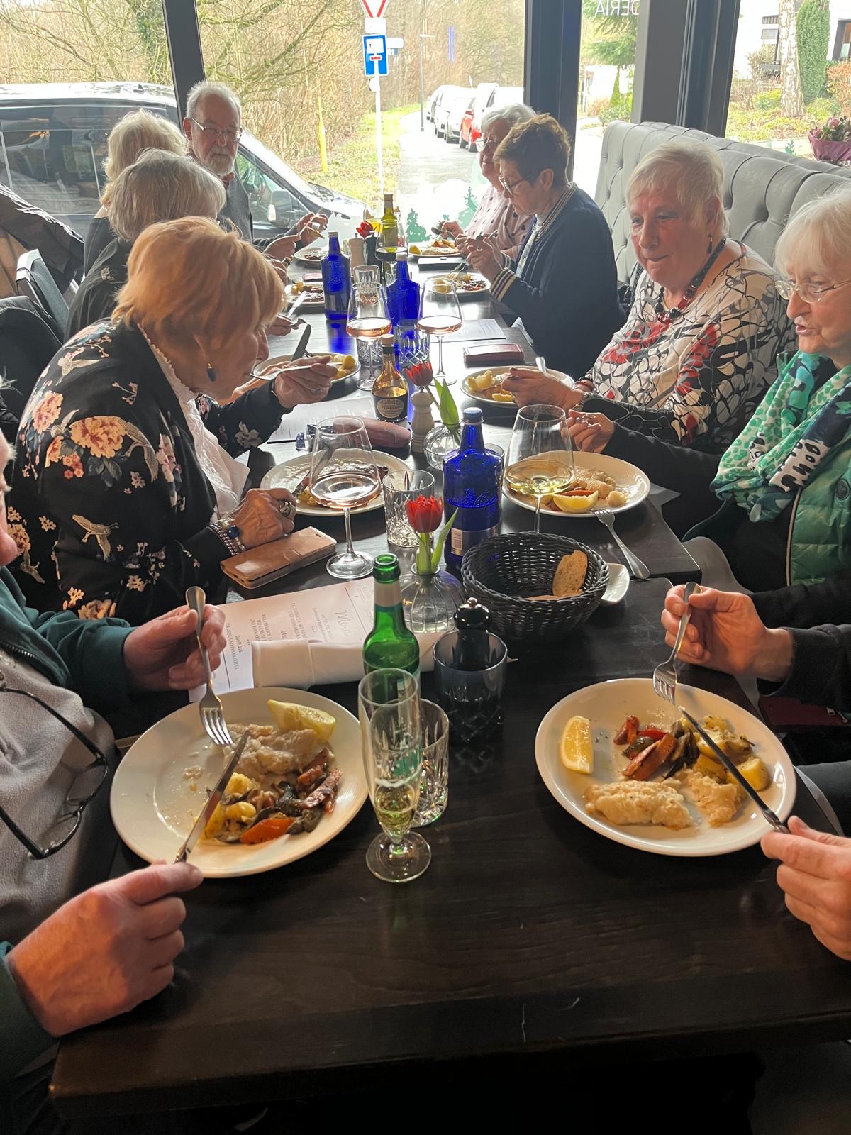 Der Hauptgang - Saltimbocca oder Wolfsbarsch vom Wildfang mit Rosmarin-Kartoffeln und Saison-Gemüse - schmeckte allen vorzüglich.