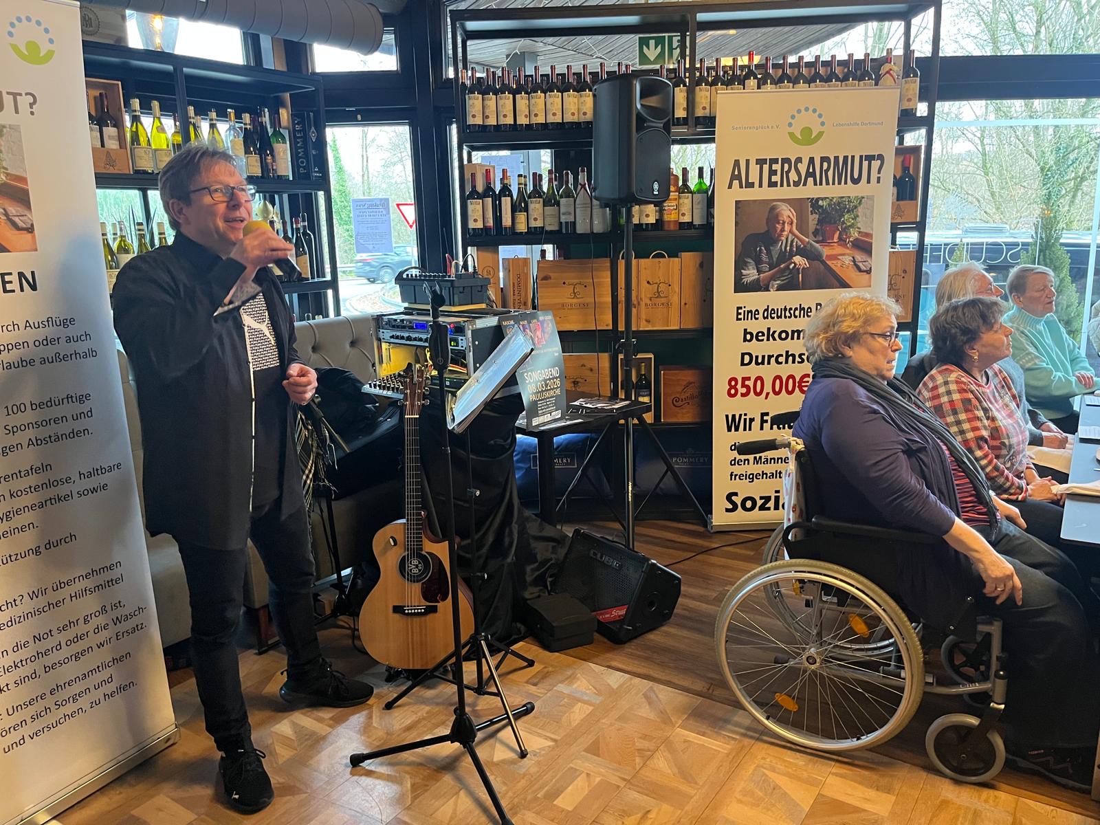 Matthias Kasche Kartner in Action - Der Musiker spielte und sang ehrenamtlich über eine Stunde lang - die Seniorinnen und Senioren sangen mit - und einige tanzten sogar dazu.