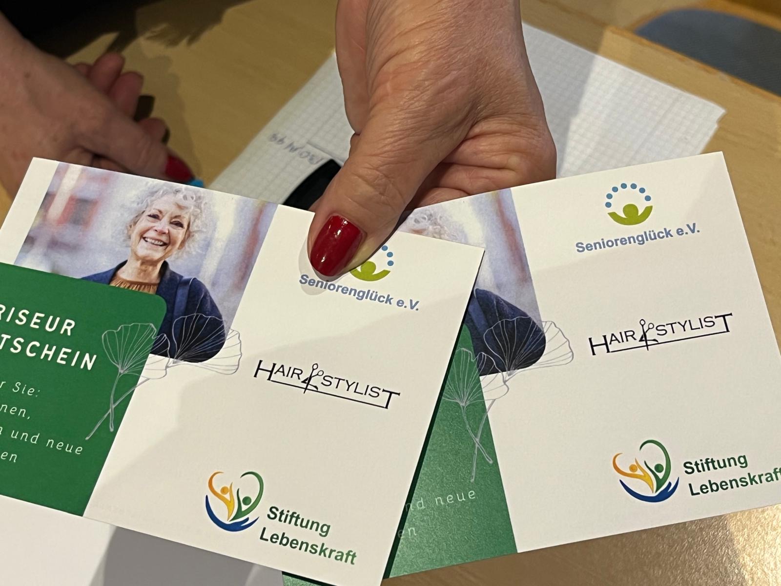 Friseur-Gutscheine vom Seniorenglück e.V., HAIR STYLIST und der Stiftung Lebenskraft