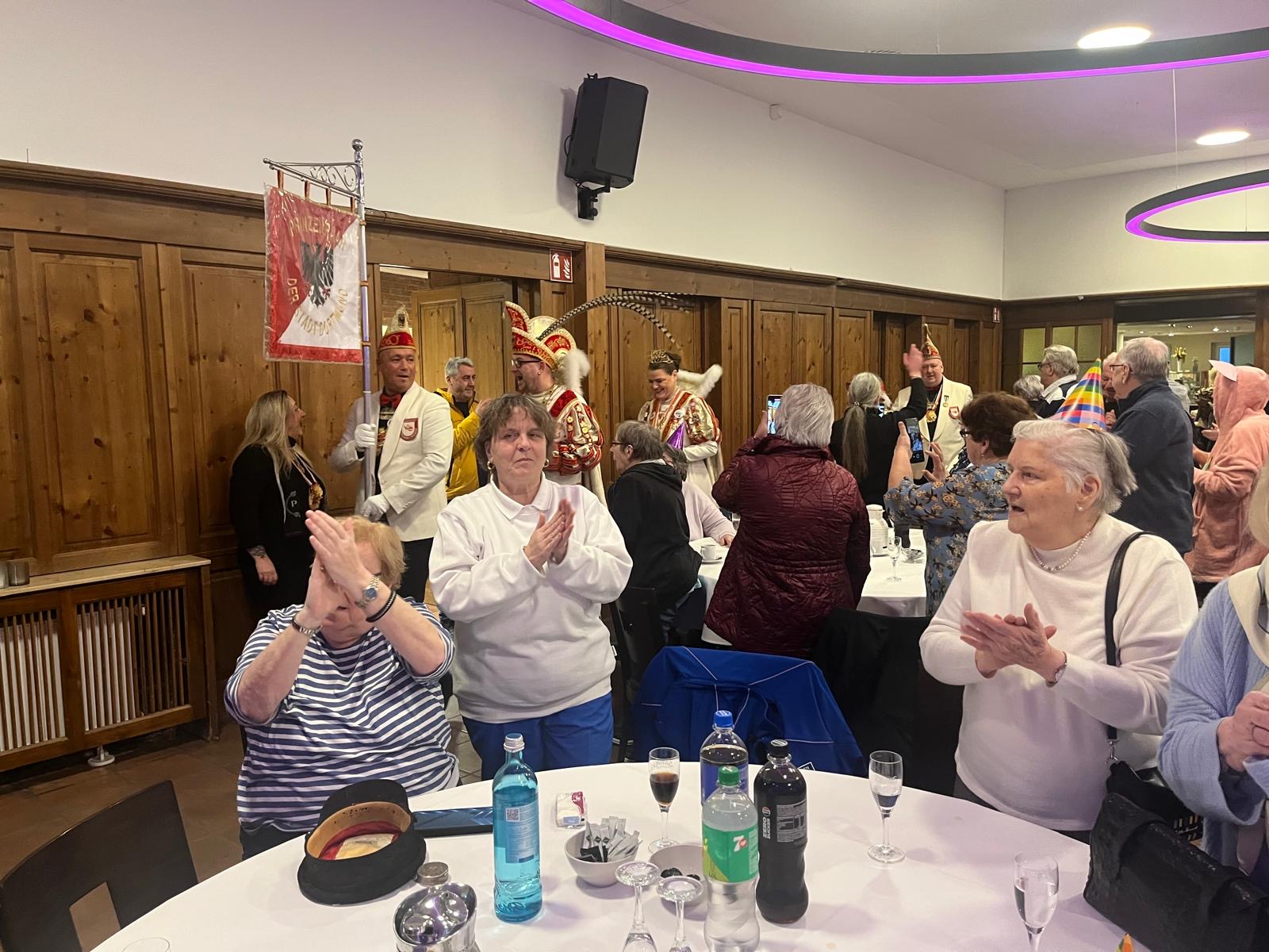 Karnevalisten und Senioren tanzen gemeinsam die Karnevals-Polonaise.