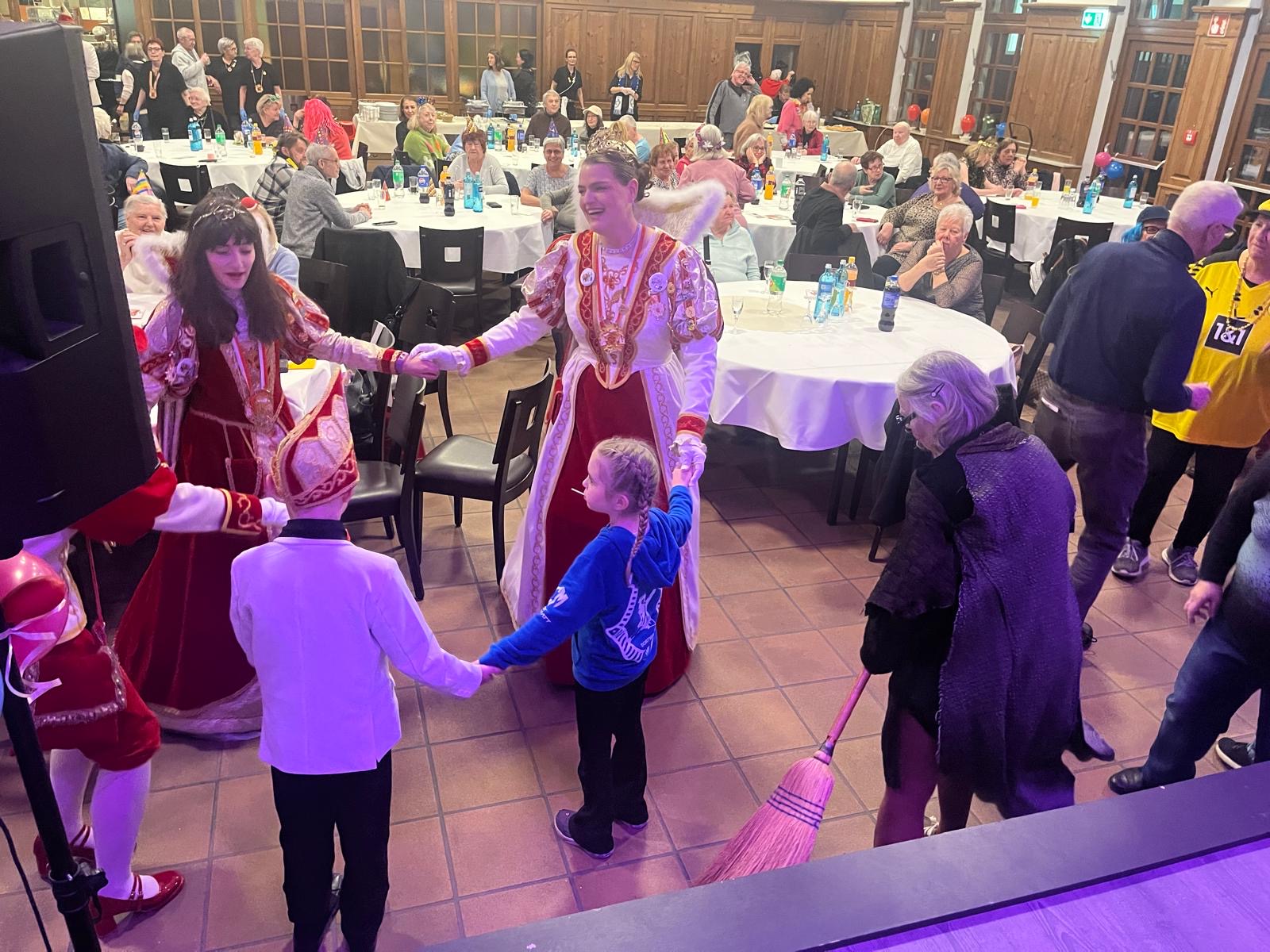 Die Kinder haben Freude beim Karnevalstanz mit den Prinzessinnen.