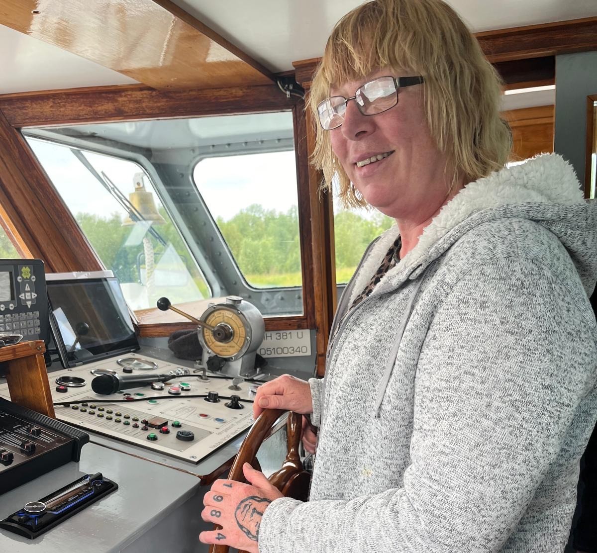 Frau Kapitänin - Auf unserer 4-Kanal-Rundfahrt bei der Schleusenbesichtigung in Henrichenburg übernahm eine unserer Seniorinnen für einen Moment das Steuer.