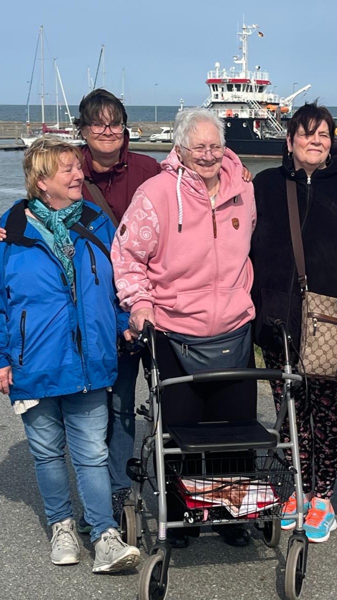 An der Nordsee-Küste in Neuharlingersiel genießen vier unserer Seniorinnen die wärmende Sonne und die kühle Brise