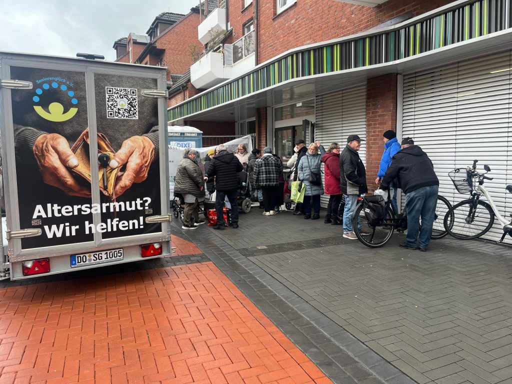 Vor der Stadtbücherei an der Persil-Uhr, wo die Lünener Seniorentafel statt findet, stehen nicht nur viele bedürftige Seniorinnen und Senioren - sondern auch der neue Lieferanhänger mit der Aufschrift: "Altersarmut? Wir helfen!"