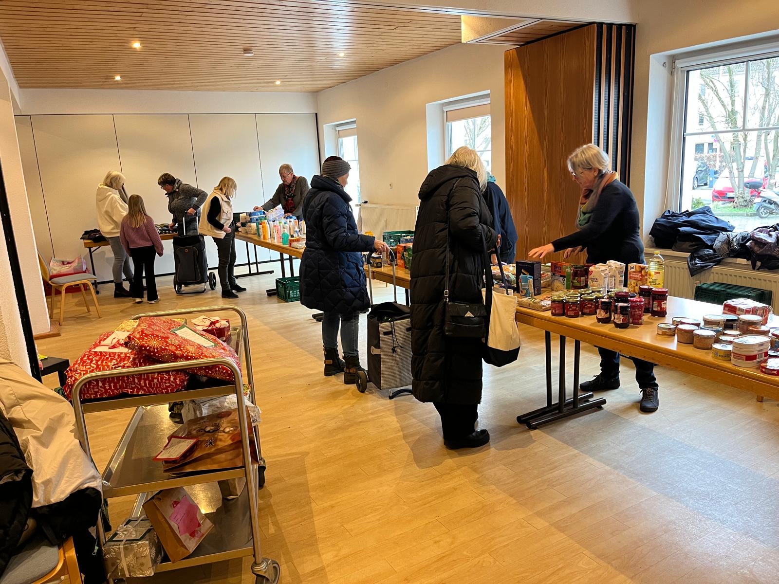 Haltbare Lebensmittel und Hygieneartikel gab es auch bei der Seniorentafel in Körne wieder reichlich.