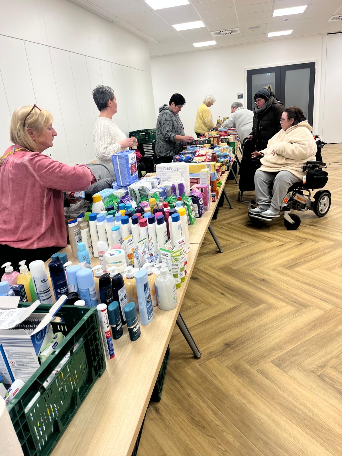 Hygieneartikel und haltbare Lebensmittel bei der Seniorentafel in Lünen.