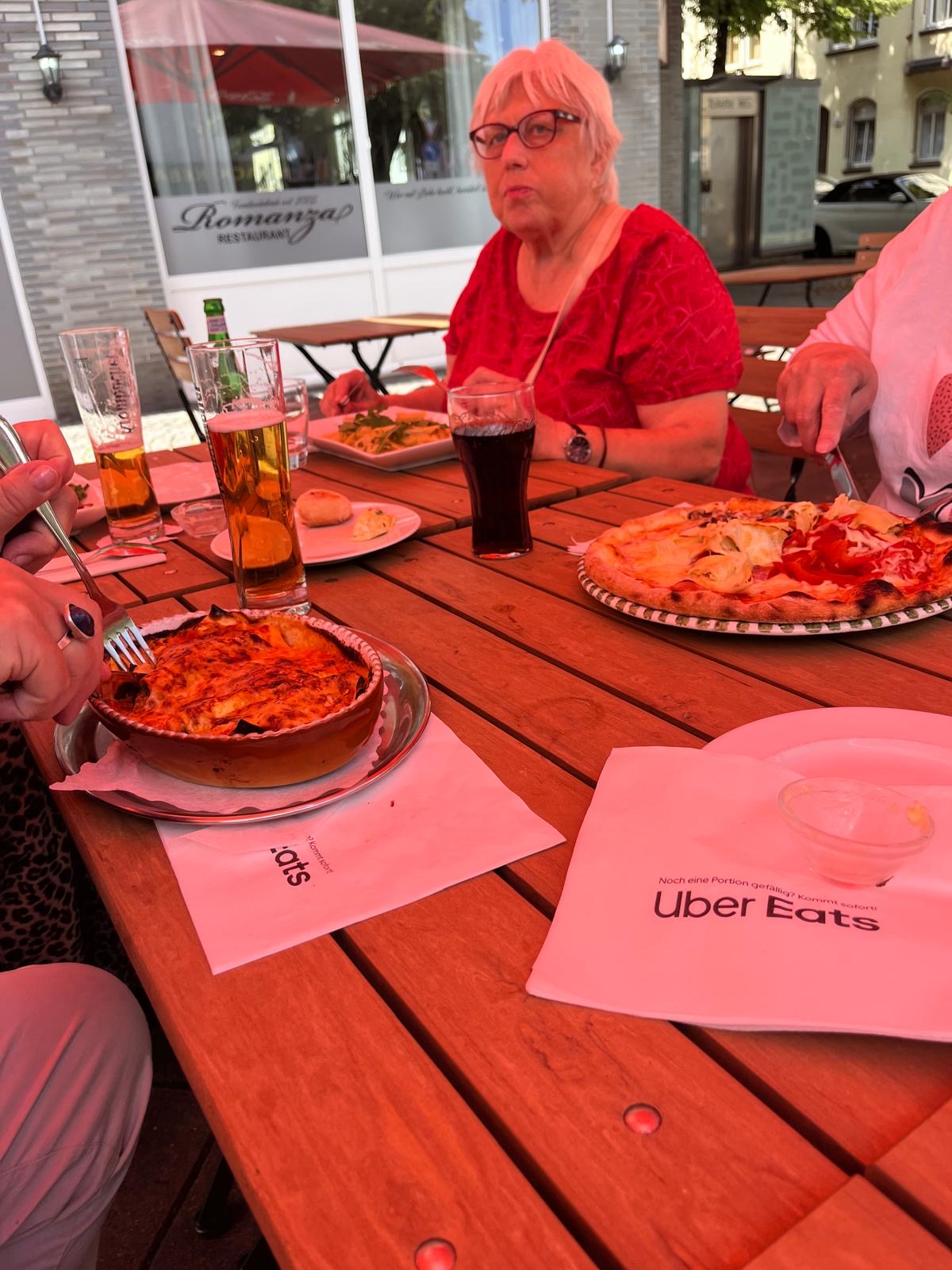 Im Restaurant Romanza genießen unsere Seniorinnen Pizza und Pasta.