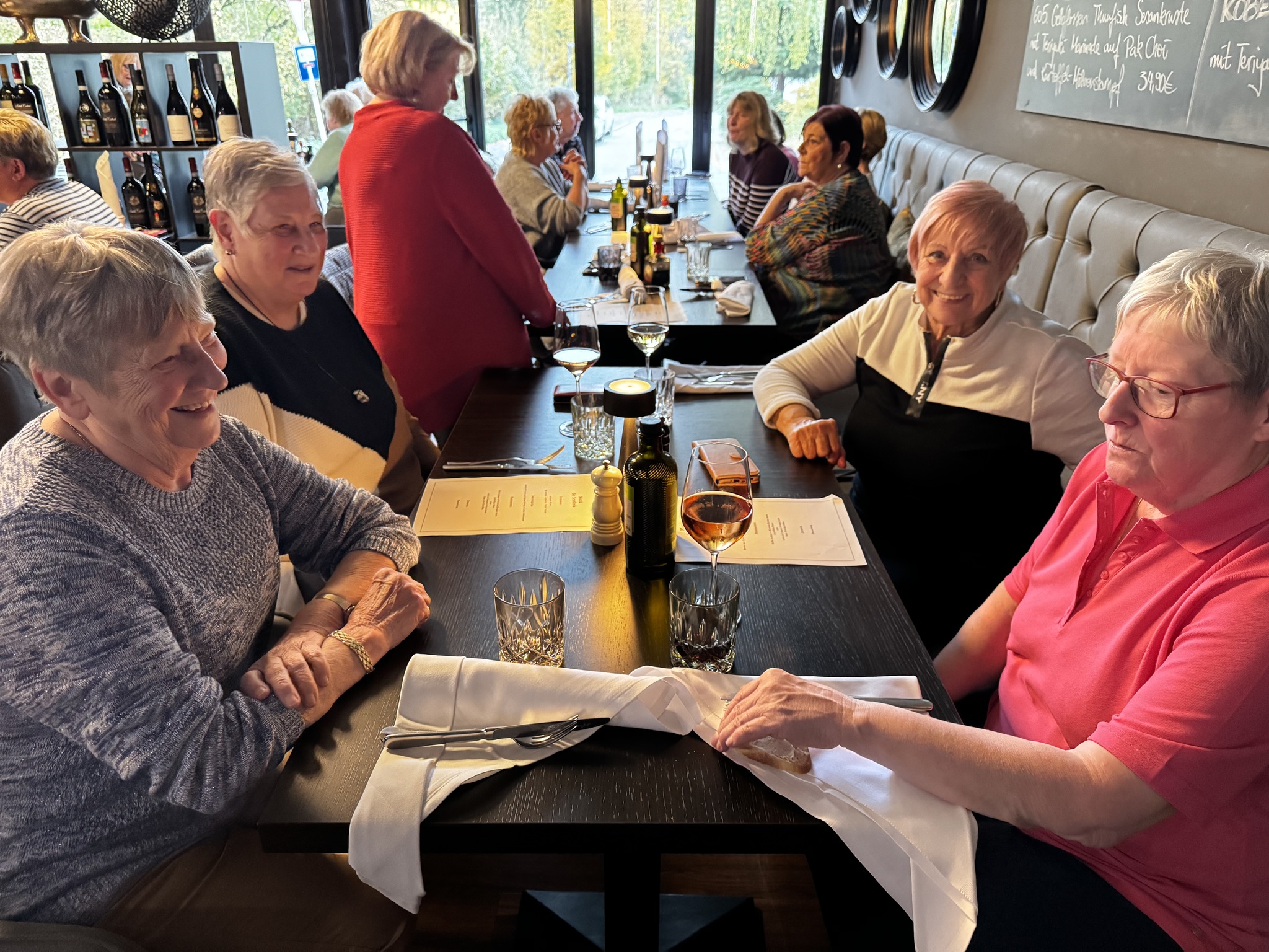 Mittagessen im Ristorante Scuderia - Die Seniorinnen freuen sich schon auf das Drei-Gänge-Menü.