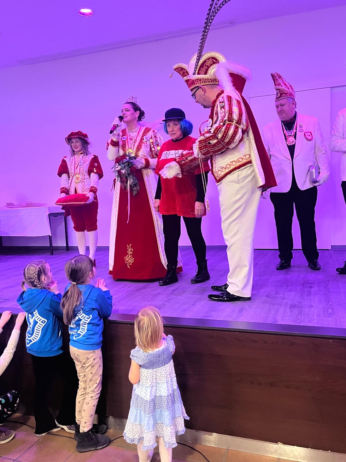 Die älteste Seniorin erhielt vom Karnevalsprinzenpaar einen Ehren-Orden.