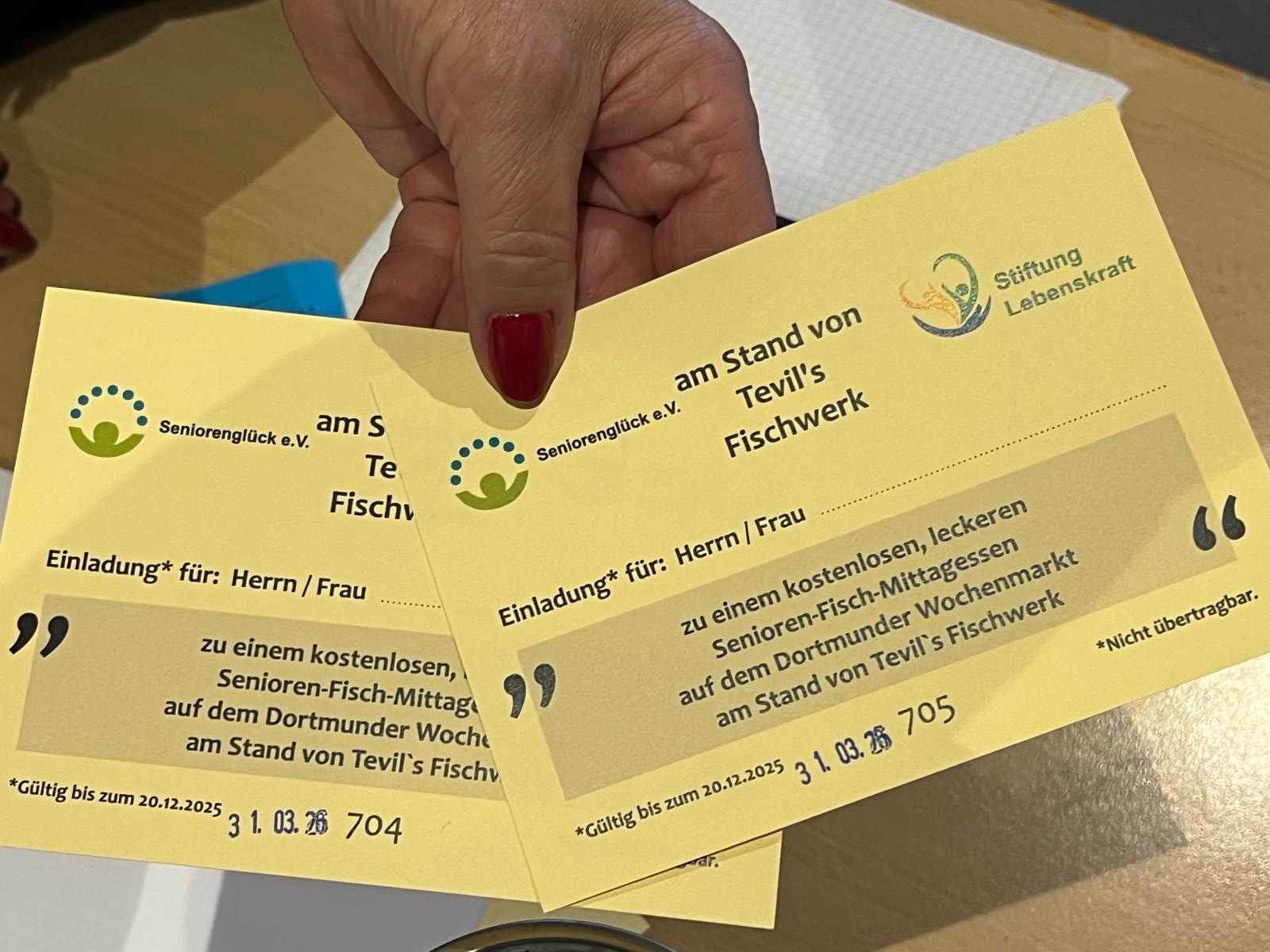 am Stand von Tevil's Fischwerk Seniorenglück e.V., Stiftung Lebenskraft Einladung* für: Herrn / Frau ... zu einem kostenlosen, leckeren Senioren-Fisch-Mittagessen auf dem Dortmunder Wochenmarkt am Stand von Tevil's Fischwerk *Gültig bis zum 31.03.2026 *Nicht übertragbar.