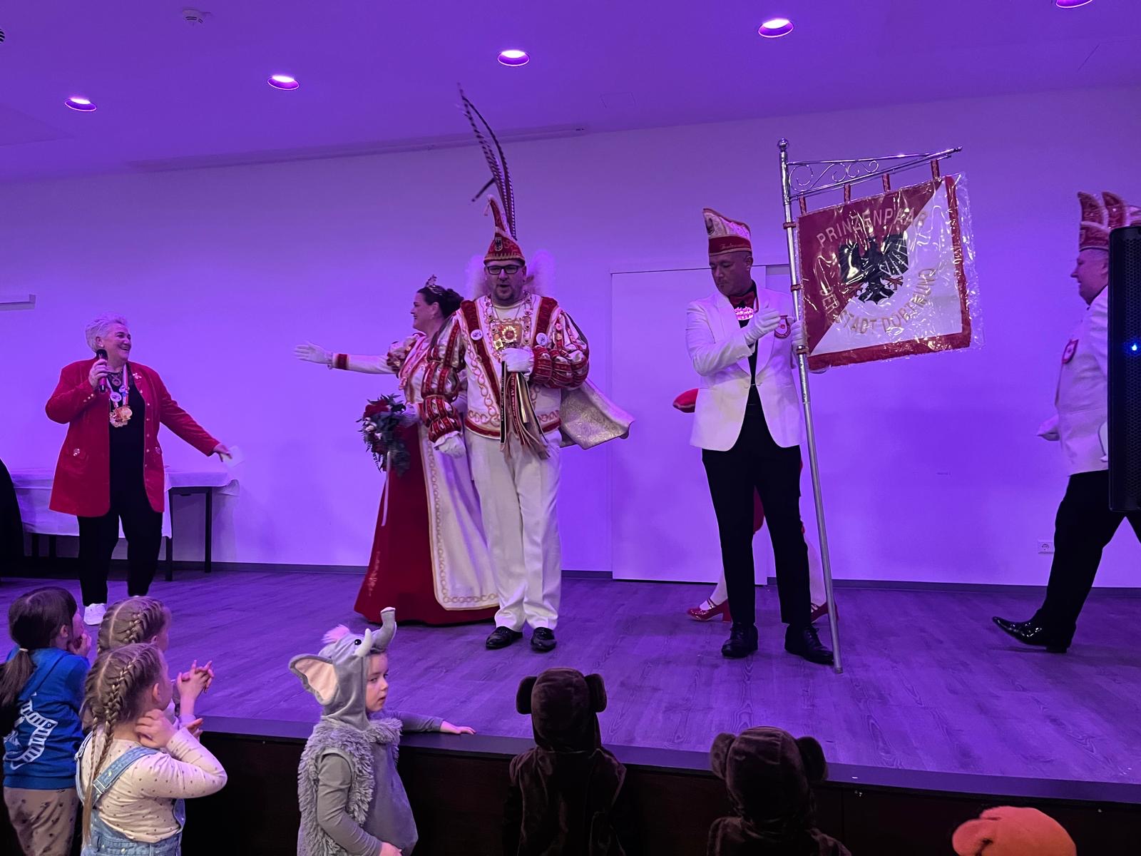 Das Karnevalsprinzenpaar der Stadt Dortmund 2026 mit seiner Gefolgschaft