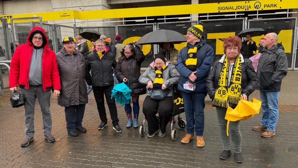 Vor dem BVB-Stadion im Signal Iduna Park freuen sich die Senioren schon aufs Spiel.