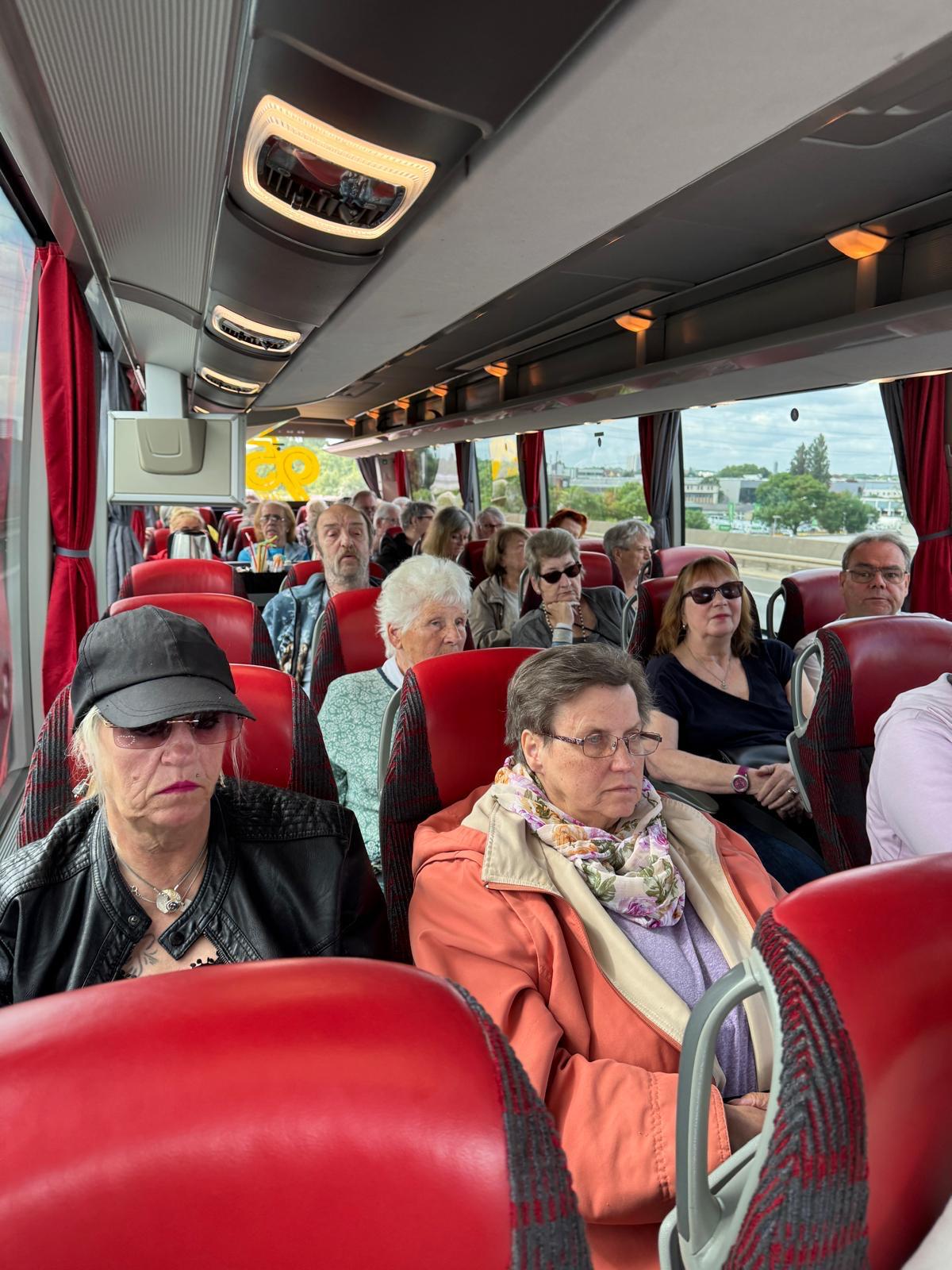 Im GRAF's Reisen-Bus werden die Senioren zu den einzelnen Aktivitäten gebracht.