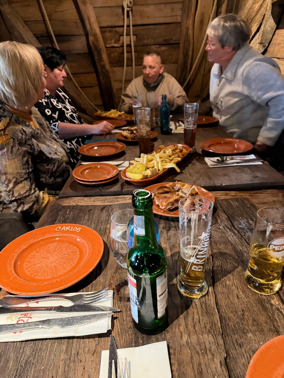 Das Essen - Grillhähnchen mit verschiedenen Kartoffel-Beilagen - ist serviert.