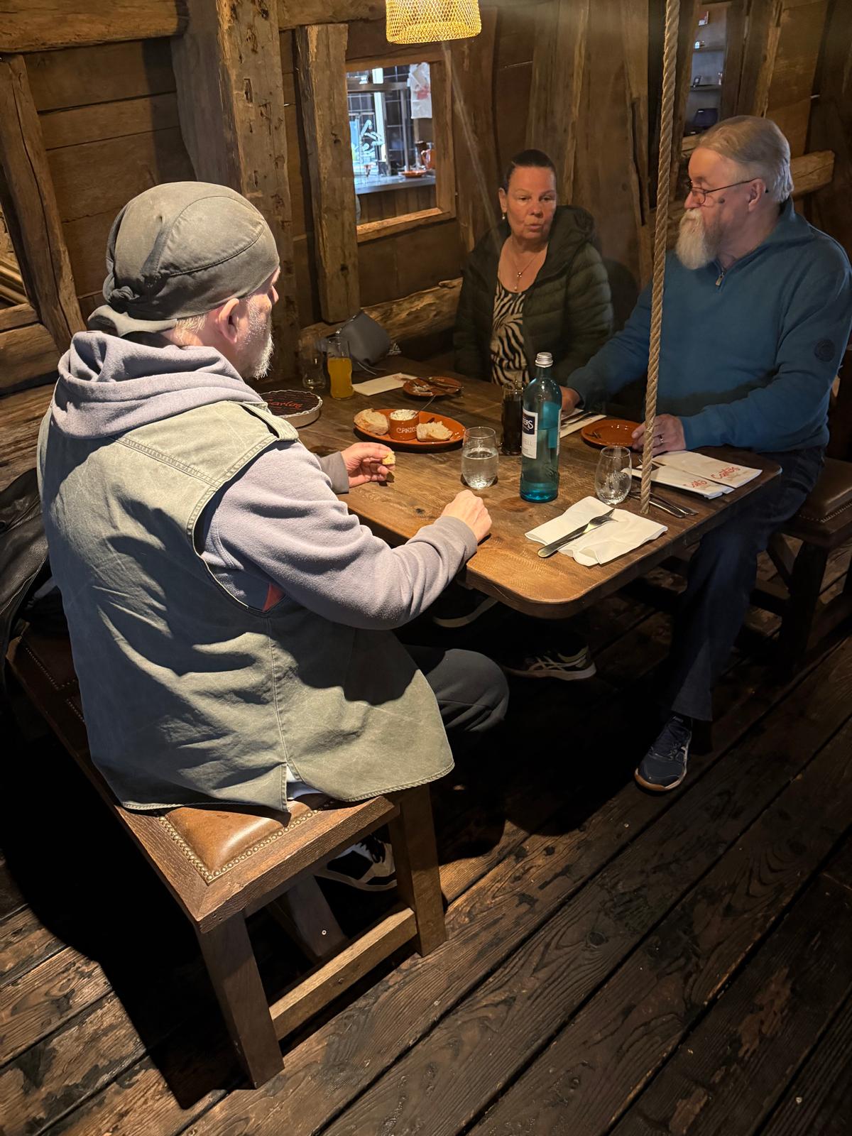Zur Vorspeise gibt es Pizza-Brötchen mit Kräuterbutter.