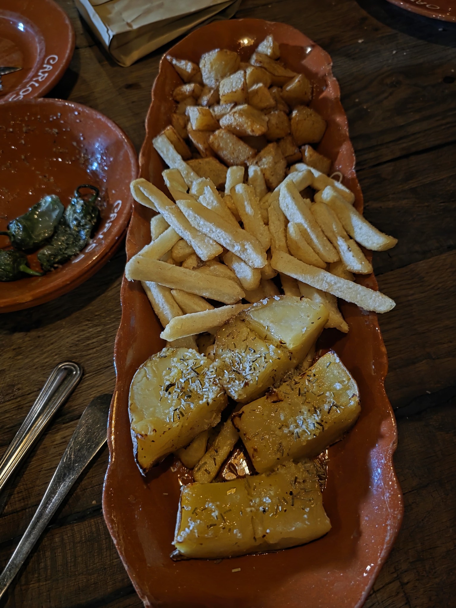 Verschiedene Kartoffel-Spezialitäten: Ofenkartoffeln, Pommes frites und gebackene Kartoffelwürfel