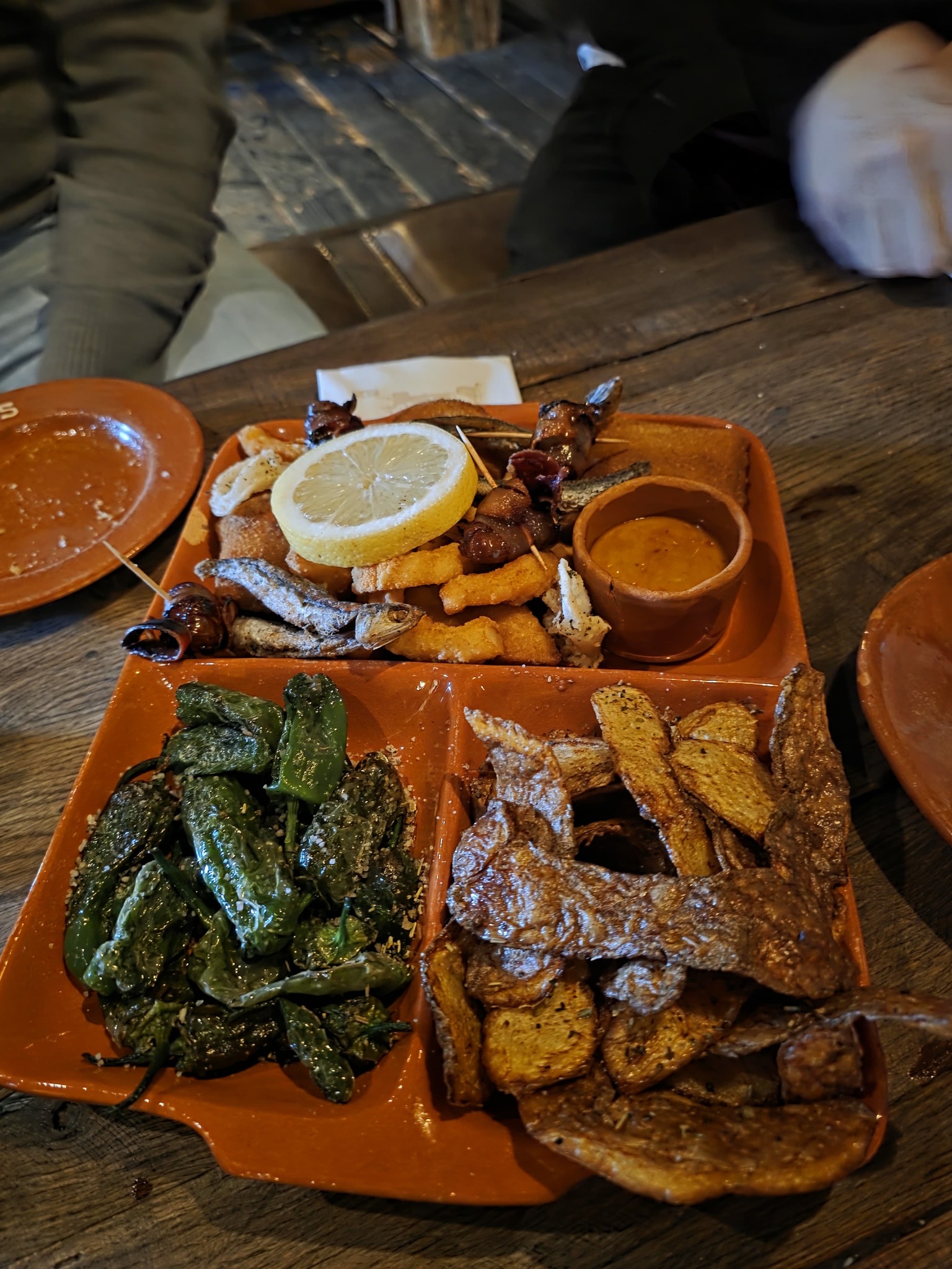 Der Hauptgang - Calamari fritti mit grünen Pepperoni und Backkartoffeln