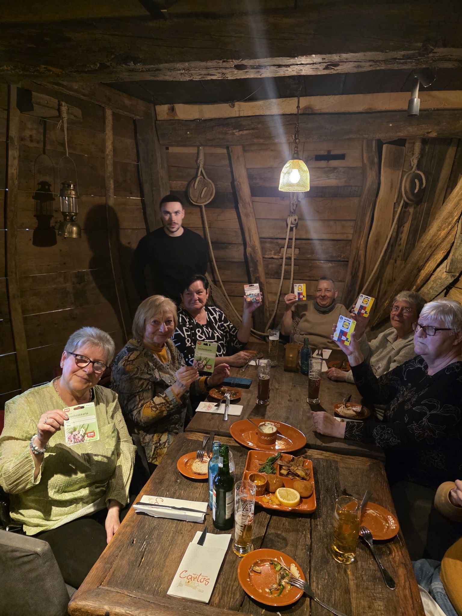 Zum Abschluss erhielten die Seniorinnen Lebensmittel-Gutscheine von Lidl und Oster-Geschenkkarten von Rewe.
