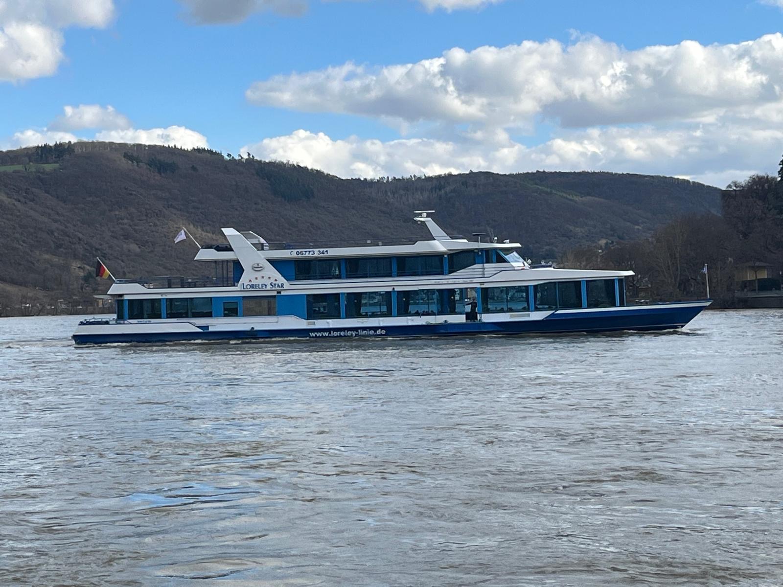 Bootsfahrt mit der "Loreley Star" der Loreley-Linie auf dem Rhein